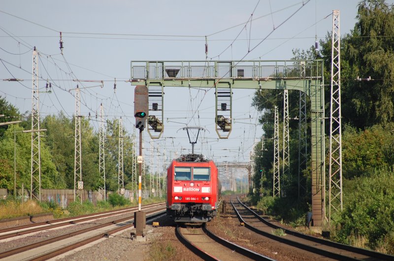 185 084-1 ist mit einem ler am 6.8.09 bei Dedensen/Gmmer ins Ruhrgebiet unterwegs.