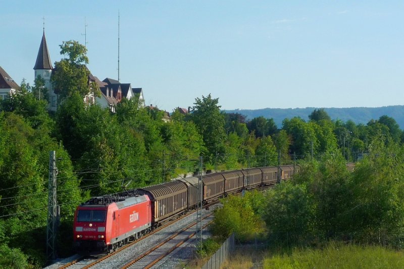 185 085-8 mit CS 46717 Moerdijk/NL - Wolfurt/A kurz hinter dem Bahnhof von Radolfzell. 21.07.09