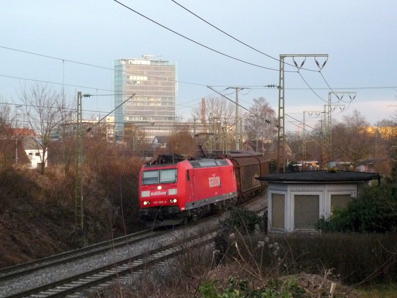 185 085-8 mit dem CS 49150 Bludenz(A) - Bremerhaven kurz hinter dem Bahnhof von Singen(Htw). 02.02.09