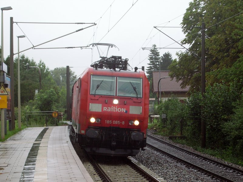 185 085-8 mit Schiebewandwagen-Ganzzug in Richtung Sden bei der Durchfahrt Singen-Landesgartenschau. 12.08.08