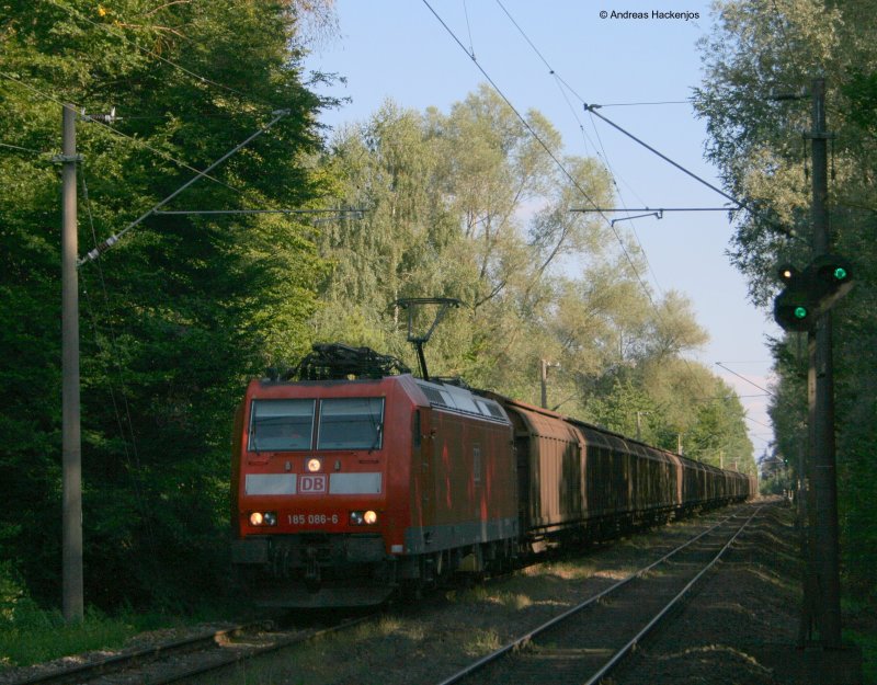 185 086-6 mit einem  Red Bull  Zug Richtung Stuttgart bei der Durchfahrt Markelfingen 27.8.08