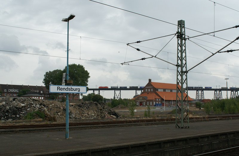 185 086-7 befhrt am 29.06.2008 mit einem Aufliegerzug Richtung Padborg die Eisenbahnhochbrcke von Rendsburg.