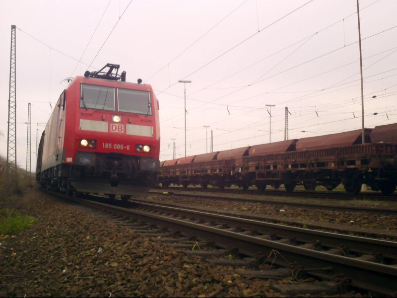 185 086-8 legt sich mit ihrem Gterzug in Richtung Konstanz/Schweiz bei Radolfzell in die Kurve. 11.04.08
