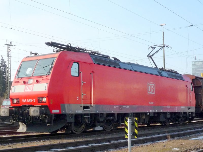 185 088-2 mit Schiebewandwagen in Singen am Hohentwiel. 19.02.09