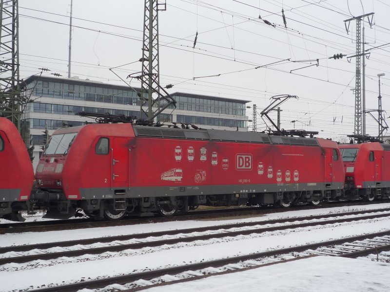185 090-8  Bombardier Werk Kassel  steht aufgebgelt zwischen ihren Schwestern in Singen(Htw). 05.01.08