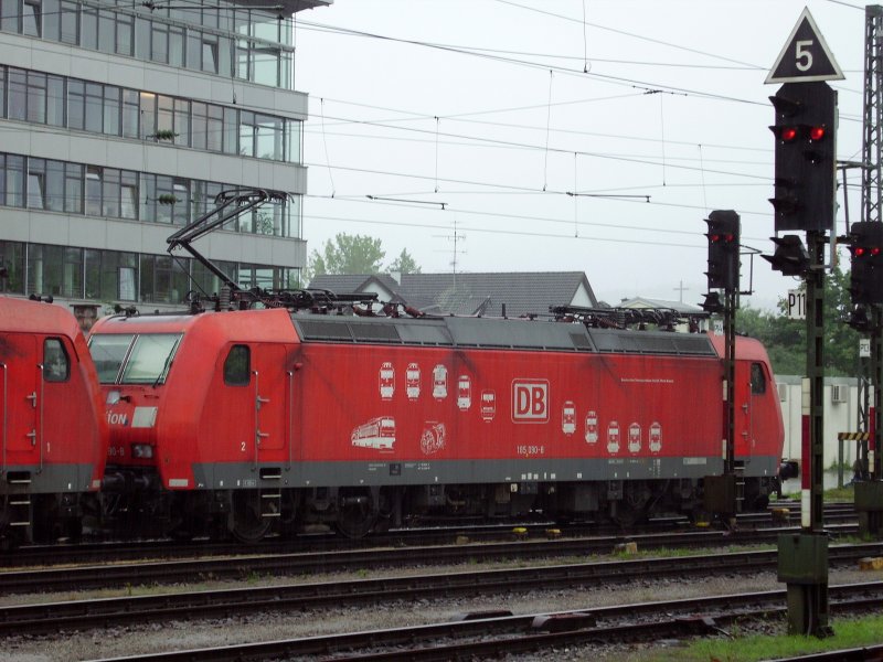 185 090-9 mit Bombardier Werbung stand zusammen mit 185 094-0 vor einem Kesselwagenzug Richtung Schweiz in Singen(Htw). 12.08.08