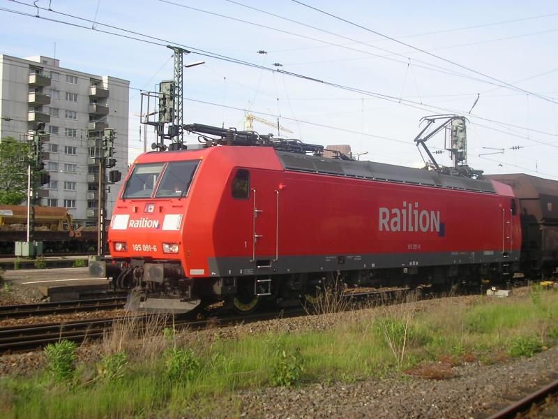 185-091 verlsst mit ihrem Kohlezug Pforzheim in Rcihtung Karlsruhe. Der Zug hatte auf Gleis 1 die berholung durch einen IC abgewartet. 19.05.06