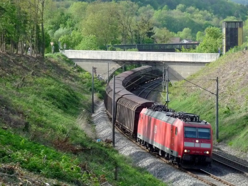 185 092-4 mit CS 49153 Wanne-Eickel - Bludenz(A) kurz vor Singen(Htw). 06.05.09