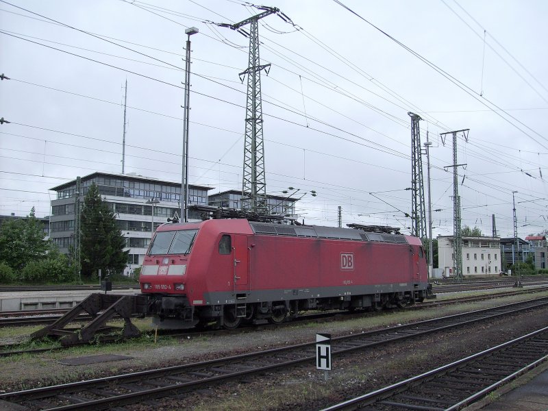 185 092-4 steht abgestellt in Singen(Htw) zwischen Gleis 2 und 3. 07.06.08