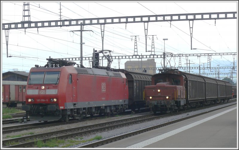 185 094-0 wartet in St.Margrethen eine berholung ab vor der Weiterfahrt Richtung Rorschach. Tem 359 rangiert im Bahnhof. (02.06.2008)