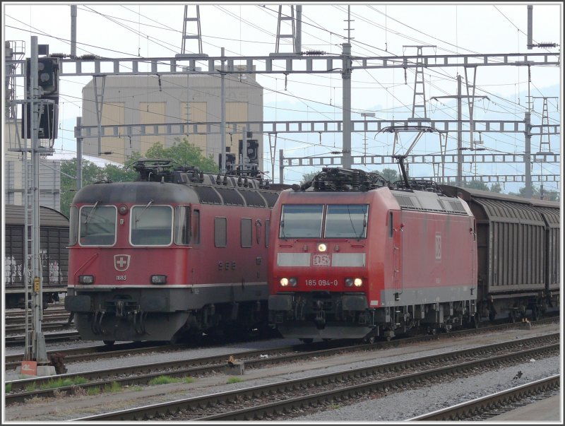185 094-0mit einem Ganzzug Schiebewandwagen fhrt in St.Margrethen ein. Re 6/6 11683  Amsteg-Silenen  wird in einer Stunde ebenfalls mit einem Zug gleicher Wagen St.Margrethen Richtung Rorschach verlassen. (02.06.2008)