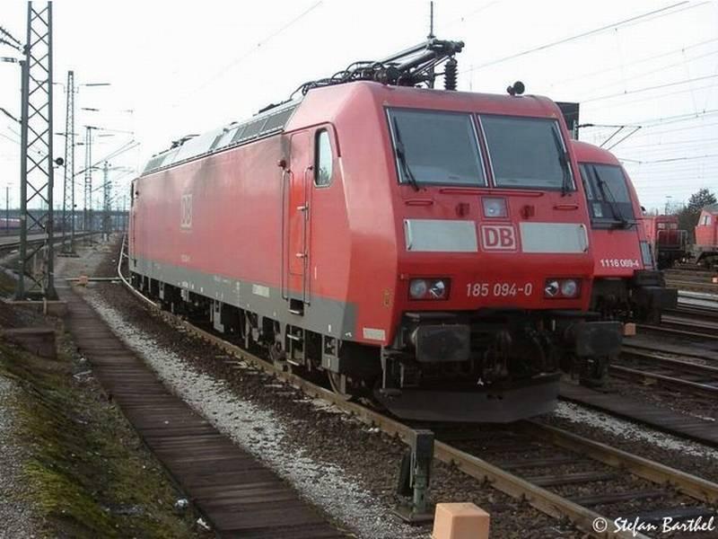 185 094-4 steht auf der Lokinsel in Maschen. Im Hintergrund ist ein BB Taurus zu erkennen...
