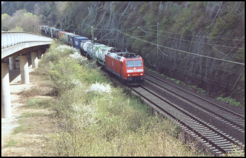 185 095 bringt einen Containerzug richtung Kln. Aufgenommen im April 2006 in Boppard-Hirzenach.