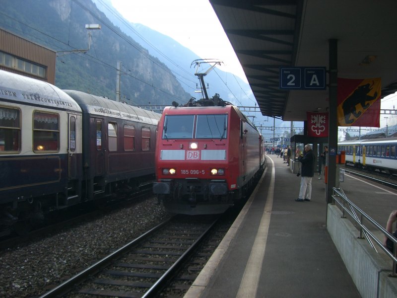 185 096 mit einem vergammelten DB-AG Logo in Erstfeld! (08.09.2007) Auf dem linken Gleis steht der Sonderzug, den die 01 1066 nach Erstfeld gebracht hatte!