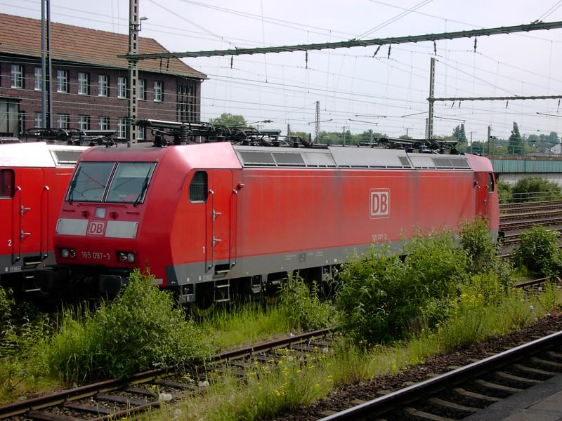 185 097-3 mit Schweiz Paket wartet in Wanne-Eickel Hbf auf ihren nchsten Einsatz. Aufgenommen am 14.6.2005 