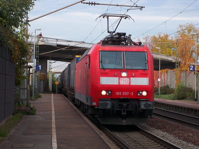 185 097 mit einem Gterzug in Karlsruhe-Hagsfeld. Aufgenommen am 28.10.2009