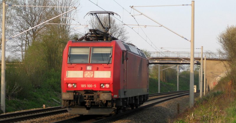185 100-5 rollt am 14.04.09 als Lz durch Altenfelde Richtung Lbeck.