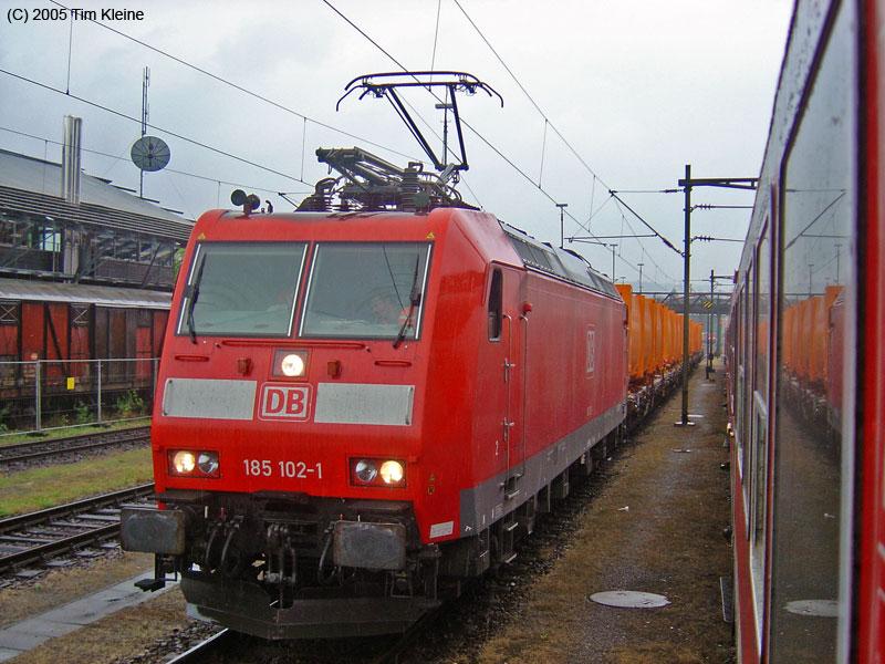 185 102 zieht am 02.08.2005 einen Mllzug durch Konstanz.