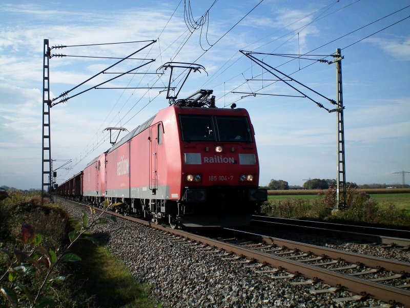185 104 - 7 und 185 xxx-x der Railion GmbH mit einem Gterzug auf dem Weg in Richtung Karlsruhe.18.10.08