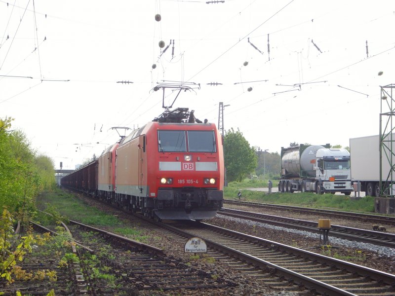 185 105-4 und eine weiter 185er ziehen den Tonerdezug durch den Freiburger Gterbahnhof. 22.04.09