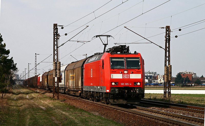 185 105 ist am 1. April 2009 mit einem gemischten G�terzug Richtung Graben-Neudorf unterwegs und konnte bei Wiesental fotografisch festgehalten werden.