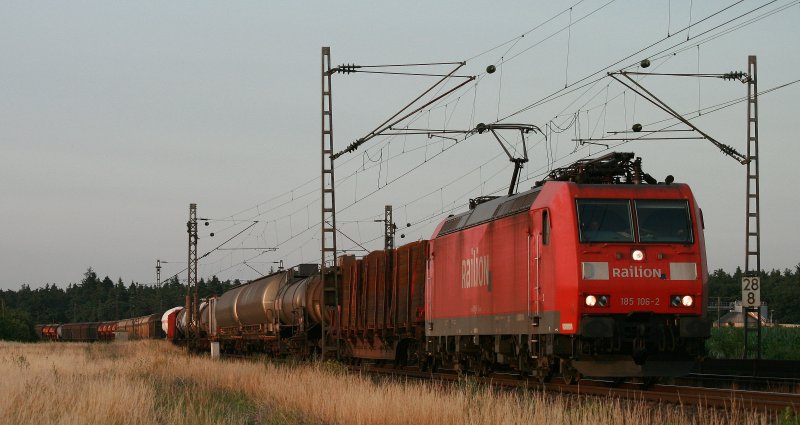 185 106 befrdert in den letzten Sonnenstrahlen des 24.06.08 gegen 21 Uhr einen Gemischtwarenladen ber die KBS 700. Die Aufnahme entstand nrdlich von Waghusel.