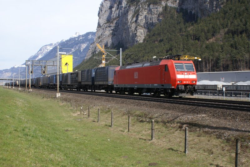 185 115-3 befindet sich am 14.3.09 mit einem Gterzug in der Nhe von Erstfeld.