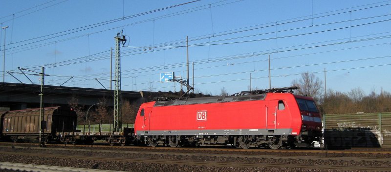 185 115-3 rollt mit einem gem. Gz durch Hamburg-Harburg Richtung Maschen Rbf. Aufgenommen am 1.04.09.
