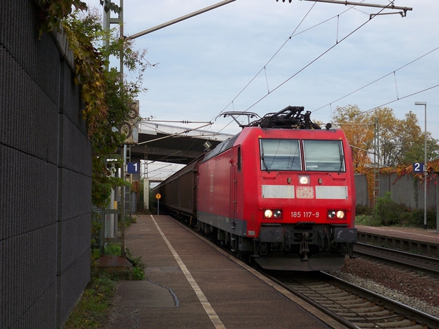 185 117 zieht ihren Gterzug durch Karlsruhe-Hagsfeld. Aufgenommen am 28.10.2009
