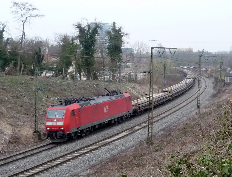 185 120-3 mit Betonschwellen bei der Ausfahrt aus Singen(Htw) in Richtung Norden. 01.04.09