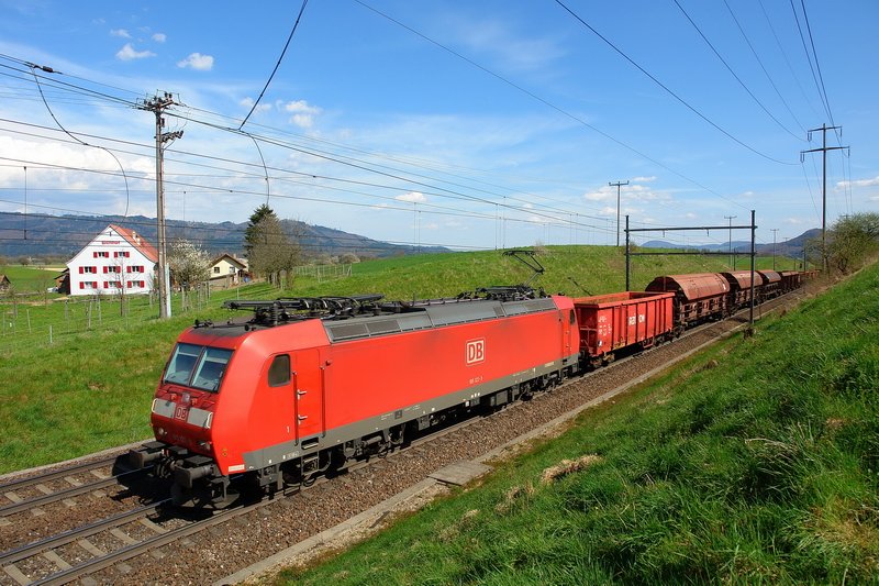 185 122-9. Die DB Lok mit ihrem Gterzug befindet sich hier bei Mhlin im schweizerischen Kanton Aargau und fhrt in Richtung Basel. Bestes Fotowetter am Ostersamstag, dem 7.4.2007. 