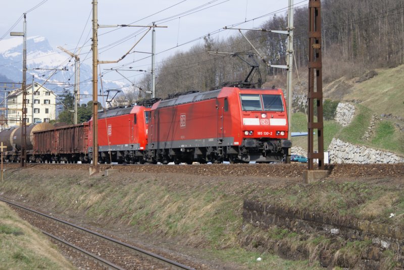 185 130-2 und 185 122-9 mit einem GZ bei Erstfeld, am 8.3.08.