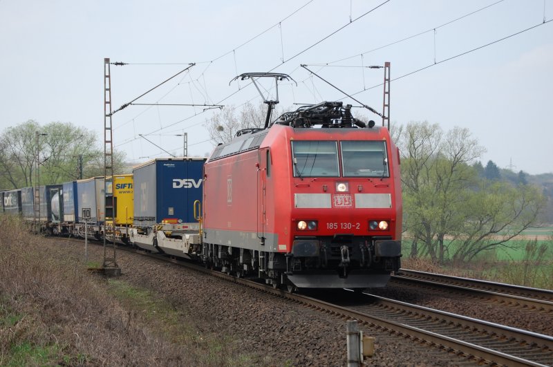 185 130-2 mit KLV am 8.4.2009 kurz hinter Salzderhelden -> Norden