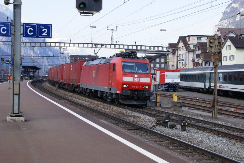 185 135-1 mit einem GZ im Bahnhof Erstfeld, am 8.3.08.