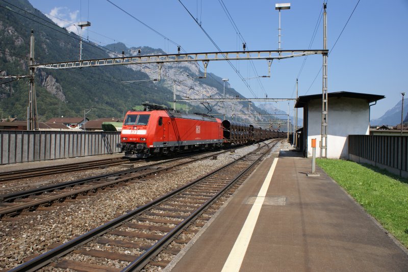 185 137-7 f�hrt am 1.8.09 mit einem G�terzug durch Erstfeld.

