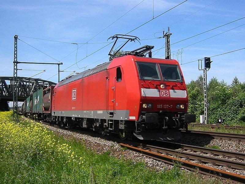 185 137 fhrt am 25.05.2005 durch Karlsruhe in Richtung Mannheim. Standort ist nahe beim Gterbahnhof in Karlsruhe.