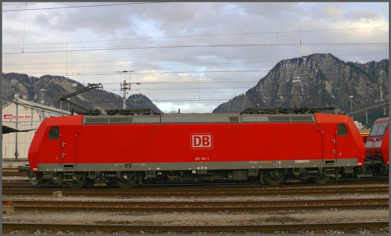 185 140-1 der DB vor dem Depot der RhB in Landquart. Der Taleinschnitt wird Klus genannt und ist der Eingang zum Prttigau mit der RhB Bahnlinie nach Davos und Scuol/Tarasp. (21.11.2007)