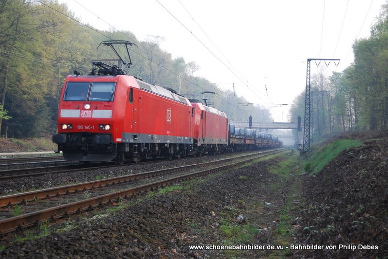 185 140-1 fhrt am 14. April 2009 um 9:28 Uhr zusammen mit 185 344-9 und einem GZ ebenfals durch den noch leicht nebligen Morgen in Duisburg Neudorf