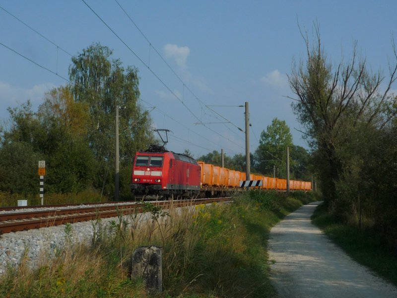 185 141-9 mit CS 47088 Weinfelden(CH) - Singen am Hohentwiel zwischen Markelfingen und Radolfzell. 21.09.09