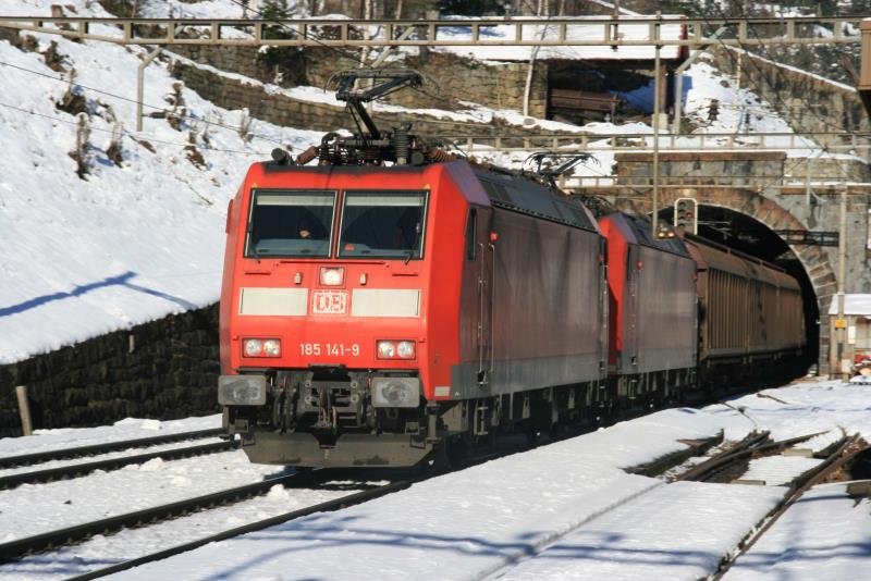 185 141 verlsst mit einer Schwesterlok die Entschingtal Galerie und fhrt durch den Bahnhof Wassen; 08.12.2008