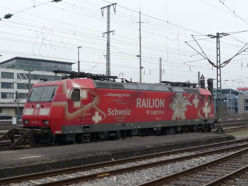 185 142-7  Railion Schweiz  steht abgestellt in Singen(Htw). 01.04.09