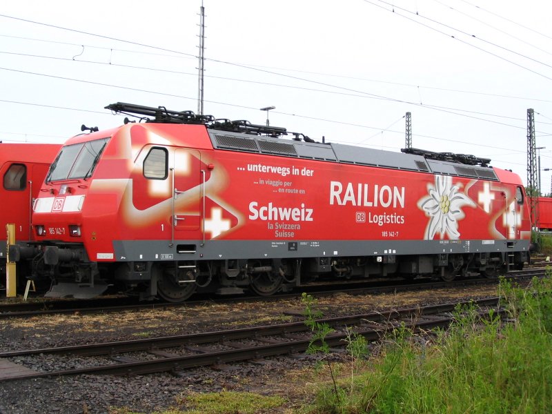 185 142, welche mit einem schmucken Schweiz-Design ( anllich der Kooperation der Deutschen und der Schweizer Cargo Gesellschaften )verziehrt wurde, abgestellt im BW Kornwestheim. Im Juli 2007