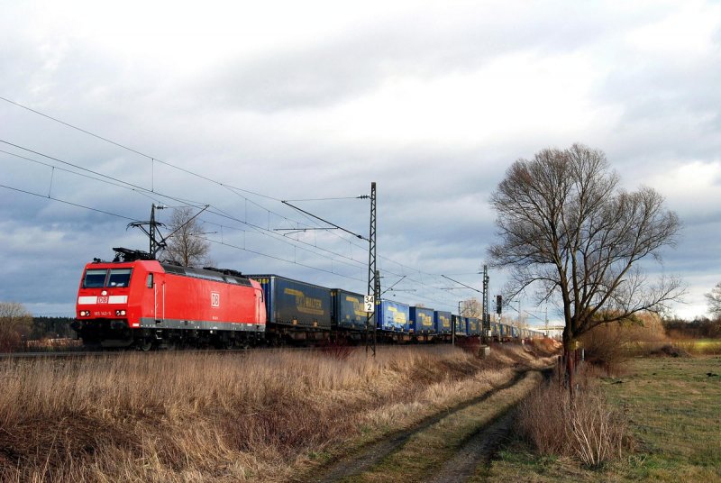 185 143 mit einem Gterzug bei Hattenhofen (20.01.2007)