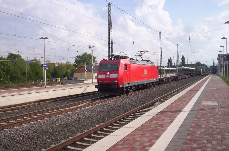 185 144-3 durchfhrt am 03.05.2005 den Bahnhof von Dren mit einem Gterzug Richtung Kln.