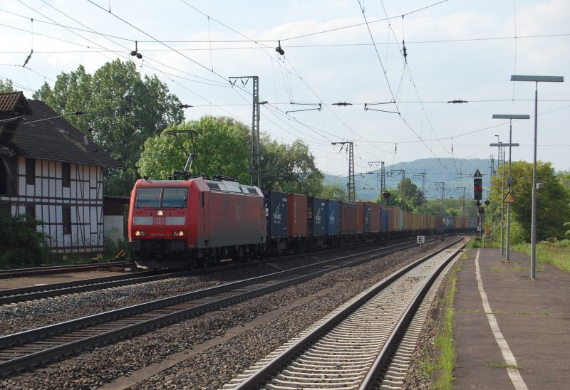 185 144 mit einem Containerzug am 10.5.2009 in Kreiensen