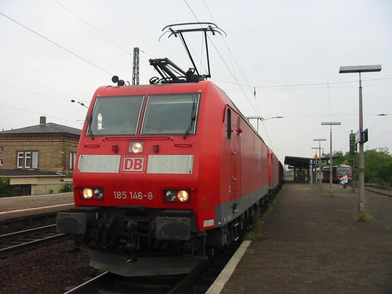185-146 und 185-143 mit einem etwa 500 Meter langem Gterzug beim Halt in Bensheim.
4.10.2005