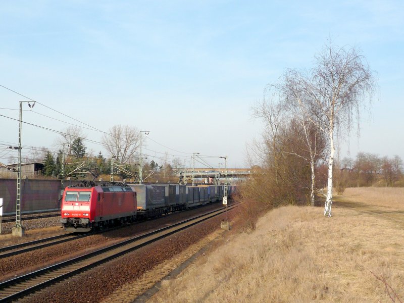 185 147-6 fhrt mit LKW-Walter Gterzug durch Neuluheim in Richtung Sden. 25.02.09