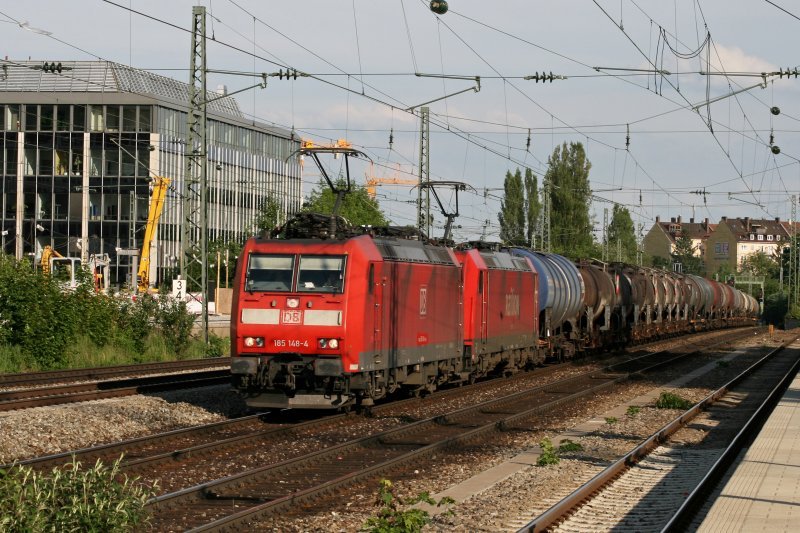 185 148 + 185 217 mit einem Kesselwagenzug am 27.05.2009 am Heimeranplatz.