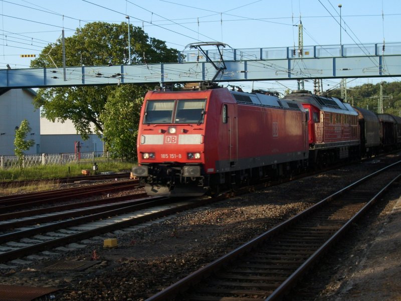 185 151 und 232 675 im Schlepp am 13.Juni 2009 bei der Durchfahrt durch Bergen/Rgen.