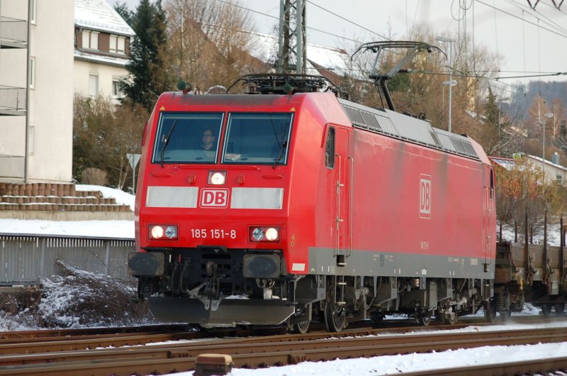 185 151-8 fhrt nach einem kurzen Stopp im Bahnhof Mosbach-Neckarelz mit einem  Kurzzug  (2 Rungenwagen und 3 Kesselwagen) Richtung Mannheim weiter. Mrz 2006